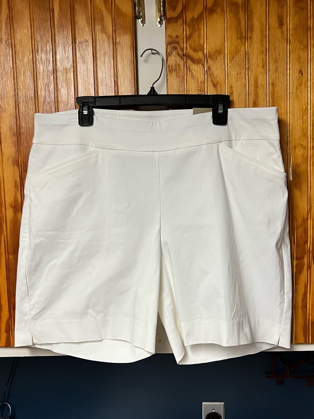 NWT Chico's Women’s White Pull-On Stretch Shorts size 16
